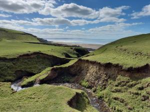 Kilkhamptonにある2 Bed in Bude 86920の小川のある草に覆われた丘の景色 +9枚の写真