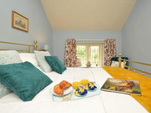 Postel nebo postele na pokoji v ubytování 2 Bed in Hartington 75637