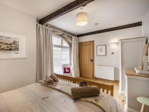 ロスベリーにある1 Bed in Rothbury CN111のベッドと窓のある寝室