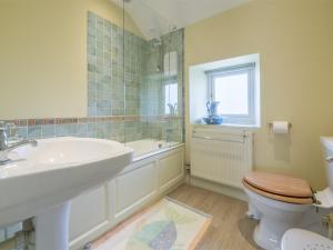 a bathroom with a sink and a toilet and a tub at 3 Bed in Thornham KT111 in Thornham +15 photos