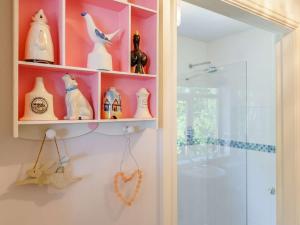 baño con ducha y estanterías llenas de jarrones en 3 Bed in Thirsk 88464, en Bagby 28 fotos más