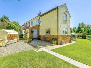 una casa con una tienda delante de ella en 3 Bed in Thirsk 88464, en Bagby