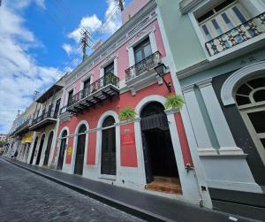 een rij kleurrijke gebouwen in een straat bij B&W, 2BR, Near Beach, WIFI, AC in Old San Juan in San Juan