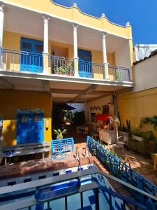 カルタヘナ・デ・インディアスにあるHotel Casa de Las Palmasのスイミングプールとバルコニー付きの家