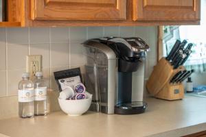 Kohvi ja tee valmistamise võimalus majutusasutuses Cozy Corner House - Stay for 7 +16 fotot