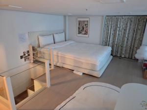 een slaapkamer met een groot bed en een glazen tafel bij Hongdae Luxury Stay in Seoul