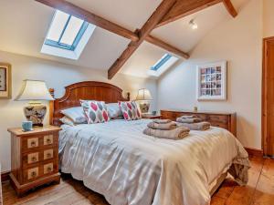 une chambre avec un grand lit avec deux serviettes dessus dans l'établissement 2 Bed in Llangorse 91085, à Llangorse