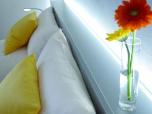 Uma cama ou camas num quarto em Amel Mitte Bed & Breakfast