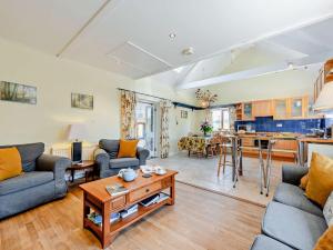 Kuchyň nebo kuchyňský kout v ubytování 2 Bed in Brechfa 55903