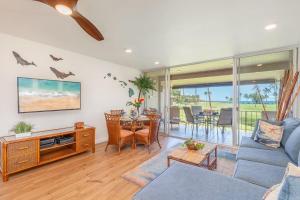un salon avec un canapé bleu et une table dans l'établissement Eldorado J222 · EL J222 Remodeled Studio wAC Pool, à Kahana