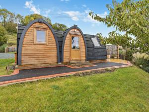 Leightonにある1 Bed in Sheinton 93394の庭に木製のドアがある小さな家