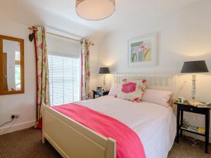 Postel nebo postele na pokoji v ubytování 1 Bed in Porthmadog 78300
