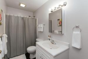 une salle de bain avec un lavabo, des toilettes et une douche dans l'établissement The Cozy Corner Near Downtown, à Athens 17 autres photos