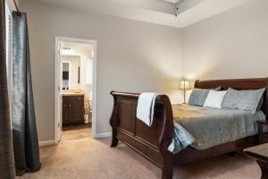 アセンズにあるNew Haven at Towne Square w Patioのベッドルーム1室(ベッド1台付)、バスルーム(鏡付)