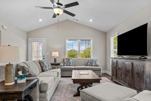 Μια τηλεόραση ή/και κέντρο ψυχαγωγίας στο The 54th Cottage Close to Commerce Shopping