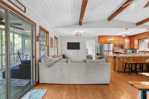 a living room with a couch and a kitchen at Milltown Cove Escape on Lake Hartwell in Hartwell