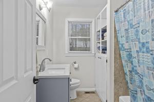 Ένα μπάνιο στο P Js Inlet - Pet Friendly Oasis +45 φωτογραφίες