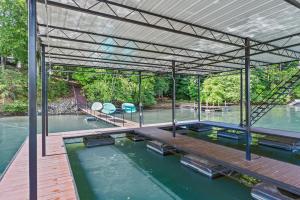 La alberca dentro o cerca de Lakefront with Dock and Hot Tub