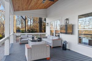 TV a/nebo společenská místnost v ubytování The Hideaway at Lake Hartwell