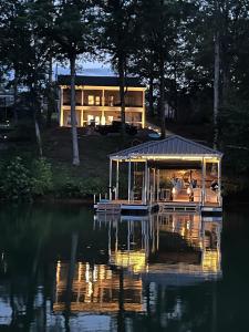 Výhled na řeku, která protéká v blízkosti prázdninového domu