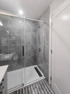 una ducha con puerta de cristal en un baño en Entire Superior 2-bedroom private suite, en Edmonton 27 fotos más
