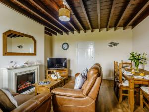 Boulmerにある2 Bed in Boulmer 60464の革製の家具と暖炉のあるリビングルーム