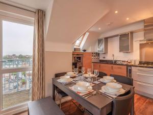 Una cocina o cocineta en 3 Bed in Swanage 83794 5 fotos más