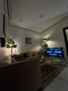 Μια τηλεόραση ή/και κέντρο ψυχαγωγίας στο شقه غرفه وصاله وإطلاله وطاولة طعام هاديه وآنيقه