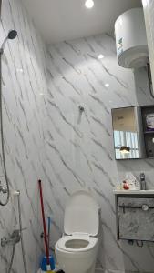 Ένα μπάνιο στο شقه غرفه وصاله وإطلاله وطاولة طعام هاديه وآنيقه