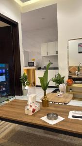 Η κουζίνα ή μικρή κουζίνα στο شقه غرفه وصاله وإطلاله وطاولة طعام هاديه وآنيقه