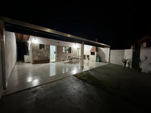 eine leere Terrasse eines Hauses bei Nacht in der Unterkunft Casa, Boqueirão Norte em Ilha Comprida- SP in Ilha Comprida