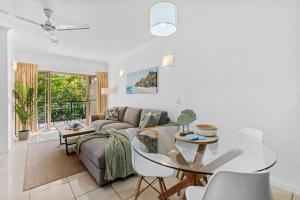 Imagen de la galería de Urban Tropics Modern Resort Apartment near Cairns CBD, en Westcourt