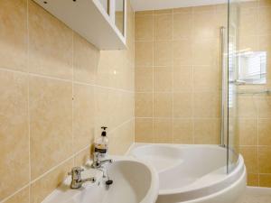 Ένα μπάνιο στο 3 Bed in Foulsham 90674 +9 φωτογραφίες