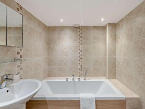 een badkamer met een bad en een wastafel bij 4 Bed in Morpeth oc-90739 in Cresswell +42 foto's
