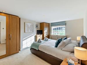 een slaapkamer met een groot bed en een raam bij 4 Bed in Morpeth oc-90739 in Cresswell