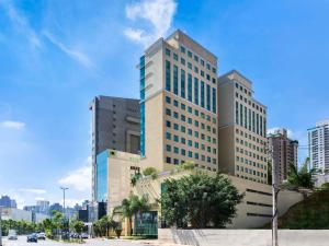 ベロオリゾンテにあるCaesar Business Belo Horizonte Belvedereの街の真ん中にある高層ビル