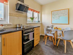 サンダースフットにある2 Bed in Saundersfoot 74356のキッチン(テーブル、コンロ、シンク付)