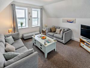 Una sala de estar con dos sofás y un televisor. en 2 Bed in Woolacombe 76350, en Woolacombe