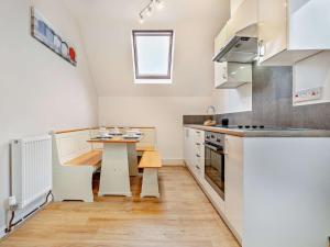 Una cocina con una mesa y un comedor. en 2 Bed in Woolacombe 76350, en Woolacombe
