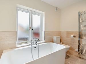 Broughtonにある3 Bed in Broughton 94143のトイレ付きの浴室にある白い浴槽 +12枚の写真
