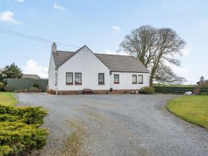 a white house with a gravel driveway at 3 Bed in Port William 87541 in Mochrum