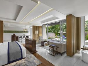 une chambre avec un lit et un salon dans l'établissement Sofitel Bali Nusa Dua Beach Resort, à Nusa Dua