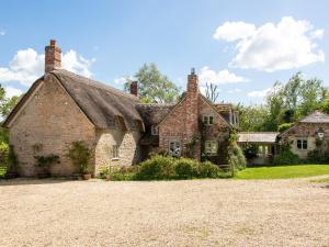 an old brick house with a roof at 5 Bed in Sturminster Newton 76458 in Lydlinch