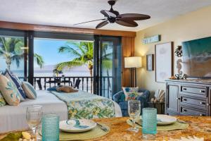 TV a/nebo společenská místnost v ubytování Lahaina Shores 413 · LS 413 Breathtaking Beachfront Remodeled St