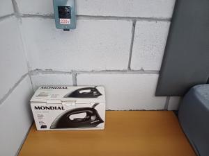 eine Mäusebox, die auf einem Tisch neben einer Wand steht in der Unterkunft Costa dos Corais Suítes in Porto de Sauipe + 37 Fotos