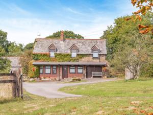 an old brick house with ivy on the roof at 3 Bed in Okehampton TCOAH in Broadwoodwidger