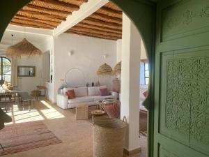 a living room with a couch and a table at Palais Bleu Nomade Essaouira in Aït Imouni