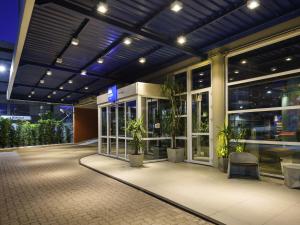 un edificio con macetas en su interior en ibis budget Porto Alegre - Super Econômico, en Porto Alegre