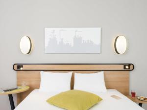 Postel nebo postele na pokoji v ubytování Aparthotel Adagio Access Paris Massy Gare