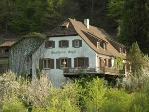 una gran casa blanca sentada en la cima de una colina en Landgasthaus zum Engel, en Freiamt